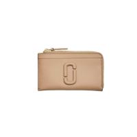 ราคา MARC JACOBS กระเป๋าสตางค์ THE COVERED J MARC TOP ZIP MULTI WALLET สี CAMEL One Size (MKP1792098)