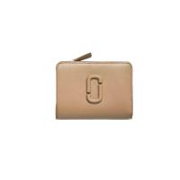 ราคา MARC JACOBS กระเป๋าสตางค์ THE COVERED J MARC MINI COMPACT WALLET สี CAMEL One Size (MKP1792086)