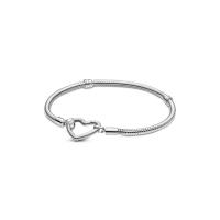 ราคา PANDORA สร้อยข้อมือ Snake chain sterling silver bracelet with heart claspสีเงิน 20cm (MKP1816761)
