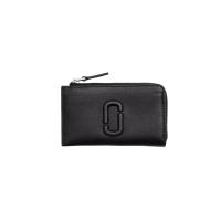 ราคา MARC JACOBS กระเป๋าสตางค์ THE COVERED J MARC TOP ZIP MULTI WALLET สี BLACK One Size (MKP1792095)