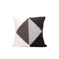 ราคา Central Home หมอนอิงพิมพ์ลายสามเหลี่ยม ไซส์ 45X45 ซม. สีขาว (CDS97305897)