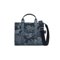 ราคา MARC JACOBS กระเป๋าโท้ท THE CAMO JACQUARD MEDIUM TOTE BAG สี BLUE MULTI One Size (MKP1939296)