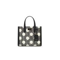 ราคา KATE SPADE NEW YORK กระเป๋าโท้ท/กระเป๋าทรงสี่เหลี่ยมรุ่น Manhattan Dot Tweed Small Tote สีดำ One Size (MKP1991856)