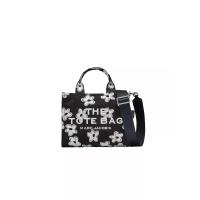 ราคา MARC JACOBS กระเป๋าโท้ท THE DAISY CANVAS SMALL TOTE BAG สี BLACK/WHITE One Size (MKP1991642)