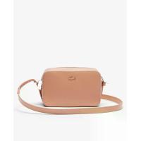 ราคา LACOSTE กระเป๋าสะพายข้างสำหรับผู้ชายเเละผู้หญิงลาคอสท์ รุ่น Chantaco วัสดุหนัง สีเบจ One Size (MKP2056381)