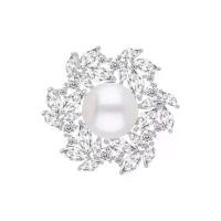 ราคา MERII เข็มกลัดผู้หญิงเงินชุบโรเดียม ประดับไข่มุกและ CZ ทรง Marquise รูปดอกไม้ (MKP2068477)