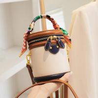ราคา TEMU กระเป๋าถังทรงกระบอกสีบล็อกพร้อมสายสะพายไหล่ กระเป๋าถือตกแต่งผ้าพันคอ กระเป๋าสะพายข้างสุดเก๋สำหรับผู้หญิง (17592187963438)
