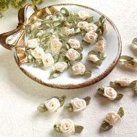 ราคา TEMU 100pcs ริบบิ้นทำด้วยมือดอกไม้ DIY โพลีเอสเตอร์ดอกไม้ขนาดเล็ก Rose ดอกไม้สามมิติสติกเกอร์ผ้าเสื้อผ้า Headwear ชุดชั้นในอุปกรณ์เย็บผ้า (17592225979792)