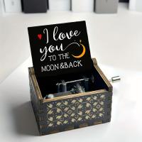 ราคา TEMU กล่องดนตรีไม้แบบหมุนด้วยมือ 1 ชิ้น พร้อมการแกะสลัก "ฉันรักคุณถึงดวงจันทร์และกลับ" ดีไซน์แกะสลักย้อนยุค ของขวัญโรแมนติกสำหรับวันเกิด วันวาเลนไทน์ วันฮาโลวีน วันคริสต์มาส และวันขอบคุณพระเจ้า - สีดำ