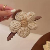 ราคา TEMU กิ๊บหนีบผม 1 ชิ้น ลายดอกไม้ถักนิตติ้ง น่ารัก กิ๊บหนีบผมสำหรับทำผมหางม้า กิ๊บหนีบผมรูปปลา สำหรับผู้หญิง และเป็นของเสริมผมที่สมบูรณ์แบบ (17592366438362)