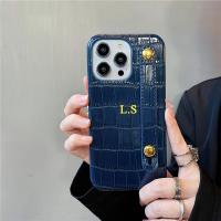 ราคา TEMU เคสโทรศัพท์: เคสหนัง PU สุดหรู พิมพ์ชื่อส่วนตัวตัวอักษรสีทอง พร้อมสายรัดข้อมือ สำหรับ iPhone 15 13 12 11 Pro Max 15 14 Plus เคสหลังแข็ง (17592772528090)