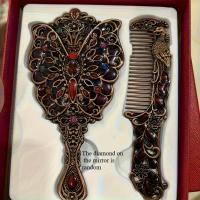 ราคา TEMU ชุดกระจกแต่งหน้าและหวีวินเทจทำจากโลหะสีทอง ชุดกระจกและหวีพกพาพร้อมด้ามจับ กระจกพกพาวินเทจขนาดเล็กทำจากโลหะสีทอง กระจกของที่ระลึก การป้องกันบนกระจกเป็นแบบสุ่ม (17592367603157)