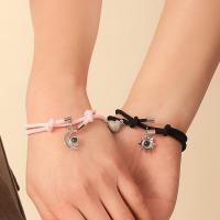 ราคา TEMU สร้อยข้อมือคู่รัก ลายหัวใจเรืองแสง มีเส้นใยถักพิมพ์ 'I Love You' 100 ภาษา (17592445669344)