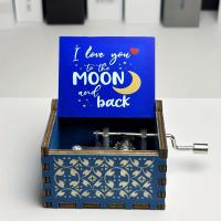 ราคา TEMU กล่องดนตรีไม้แบบหมุนด้วยมือ 1 ชิ้น พร้อมการแกะสลัก "ฉันรักคุณถึงดวงจันทร์และกลับ" ดีไซน์แกะสลักย้อนยุค ของขวัญโรแมนติกสำหรับวันเกิด วันวาเลนไทน์ วันฮาโลวีน วันคริสต์มาส และวันขอบคุณพระเจ้า - สีดำ