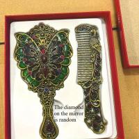 ราคา TEMU ชุดกระจกแต่งหน้าและหวีวินเทจทำจากโลหะสีทอง ชุดกระจกและหวีพกพาพร้อมด้ามจับ กระจกพกพาวินเทจขนาดเล็กทำจากโลหะสีทอง กระจกของที่ระลึก การป้องกันบนกระจกเป็นแบบสุ่ม (17592367603155)