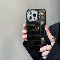 ราคา TEMU เคสโทรศัพท์: เคสหนัง PU สุดหรู พิมพ์ชื่อส่วนตัวตัวอักษรสีทอง พร้อมสายรัดข้อมือ สำหรับ iPhone 15 13 12 11 Pro Max 15 14 Plus เคสหลังแข็ง (17592772528133)