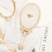 ราคา กระจกมือประกายระยิบระยับด้ามจับ กระจกแต่งหน้าแบบพกพาสำหรับทาง กระจกเสริมความงาม สำหรับเพื่อนรักและเพื่อนสาว (17592282908022)