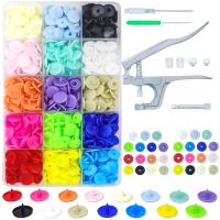ราคา ชุดกระดุมแป๊กพลาสติก 600 ชิ้น คีมเปิดแป๊ก, 150 ชุด กระดุมแป๊ก 24 สี สำหรับงานเย็บผ้า, ชุดตัวล็อคแป๊กสำหรับงานเย็บผ้า, เสื้อผ้า, งานฝีมือ (17592296774941)