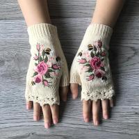 ราคา ถุงมือผ้าฟลีซกันหนาวสำหรับผู้หญิง ลายเล็กๆ ปักลาย เปิดนิ้ว ขอบถักโครเชต์ 1 คู่ (17592278329689)