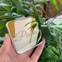 ราคา [ปรับแต่งได้] 1 ชิ้น, กระจกแกะสลักลายส่วนตัวสวยงาม ทำจากสแตนเลสสตีลขัดเงา, พับได้, ไร้กลิ่น, สำหรับโต๊ะเครื่องแป้งของคุณ, ลายตัวละคร - เหมาะสำหรับเพื่อนเจ้าสาว, ของชำร่วยงานแต่งงาน (17592694645511)