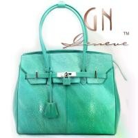 ราคา GN Geneve Polished Stingray Handbag /กระเป๋าหนังปลากระเบนแท้ รุ่น 928 GREEN (หนังขัด) (1731365995325982719)