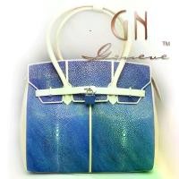 ราคา GN Geneve Polished Stingray Handbag /กระเป๋าหนังปลากระเบนแท้ รุ่น รุ่น 928 Blue-White (หนังขัด) (1731365973495744511)