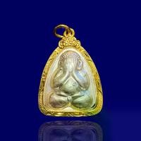 ราคา พระปิดตา วัดบ้านไร่ เนื้อเงิน รุ่นปลดหนี้ เลี่ยมกรอบทอง กันน้ำ ไม่ลอก ไม่ดำ ใส่กับทองจริงได้ จี้พระปิดตา จี้พระ พระเครื่อง (1729610876526692358)