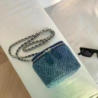 ราคา กระเป๋าสะพายข้างผ้ายีนส์, ขนาดเล็ก, สำหรับผู้หญิง, สายโซ่ Lingge, กระเป๋าสะพาย, แบรนด์แฟชั่น, กระเป๋ากล่อง, เหมาะสำหรับลิปสติก, เหรียญ, กระเป๋าและกระเป๋าถือ, 2023 (1730595280064579587)