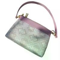 ราคา กระเป๋าสะพายไหล่แฮนด์เมด, มรดกทางวัฒนธรรมที่จับต้องไม่ได้ของ Guangxi, วัสดุผ้าฝ้าย Zhuang กระเป๋า ทรง สแตน ออยล์ กระเป๋า ทรง เปลือก หอย กระเป๋า pastry studio หลุยส์ วิตต (1732218782744022005)