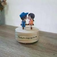 ราคา [พร้อมส่ง] ฐานหมุนไม้กลมสีไม้ กล่องดนตรีไขลาน เพลง Castle in the sky (1731650443602790235)