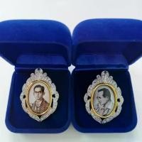 ราคา [COD] ล็อกเก็ต จี้ และเข็มกลัดที่ระลึกพระบรมฉายาลักษณ์ในหลวง ร.9 ล้อมเพชร cz ชุบ 2 กษัตริย์ ราคาพิเศษ (มี 2 แบบให้เลือก) (1732141012368394924)