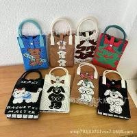 ราคา กระเป๋าใส่โทรศัพท์ถักนิตติ้ง, สไตล์ Ins ปีใหม่, เหมาะสำหรับนักเรียน, ดีไซน์การ์ตูน, สามารถใส่กุญแจและเหรียญ, กระเป๋าใบเล็ก, กระเป๋าถือไหมพรม, กระเป๋าสะพายไหล่และกระเป๋าสะพายข้าง (1731639409455171144)