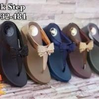 ราคา 484 รองเท้าแตะ รองเท้าเพื่อสุขภาพ ลำลองหูคีบ แต่งโบว์เพิ่มความเก๋ (1729615228879276913)