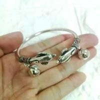 ราคา กำไลเงินแท้ ลายโลมาคู่ห้อยกระดิ่ง2ข้าง ลงดำและลงยาด้านข้าง สร้อย คอ ผี เสื้อ แหวน โรงเรียน เซนคาเบรียล เครื่องประดับ แฟชั่นเก๋ๆ สวยๆ กำไลเชือกเทียน หัวแหวน หลวงปู่ทวด สร้ (1731123240681703455)