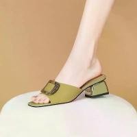 ราคา รองเท้าแตะหนัง สำหรับผู้หญิง ของแท้ 2025 แฟชั่นฤดูร้อนใหม่ หัวเข็มขัดโลหะ ส้นกลาง รองเท้าแตะส้นหนา สายรัดเดียว รองเท้า รัดข้อ เท้า รองเท้าแตะ เพชรประดับ มุก (1731829731540634358)