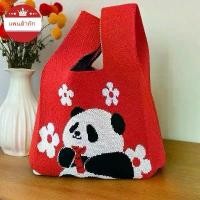 ราคา กระเป๋าถือผ้าวูลถัก สไตล์เกาหลี ดีไซน์แพนด้าน่ารัก เหมาะสำหรับกล่องอาหารกลางวัน กระเป๋าลำลองอเนกประสงค์ญี่ปุ่นและเกาหลี กระเป๋าถักการ์ตูนดั้งเดิม ที่ ใส่ ซอง ใส ถุง ใส่ บาตร (1732248873199110199)