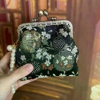 ราคา กระเป๋าใส่เหรียญวินเทจ ปักประณีต กระเป๋ามินิ สไตล์จีน กระเป๋าใบเล็ก กระเป๋าใส่ลิปสติก กระเป๋าถือ กระเป๋าใส่ผ้าอนามัยแบบสอด เข็มกลัด กระเป๋าใบเล็ก [COD] (1731784204873860835)