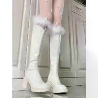 ราคา ขาสีขาว!รองเท้าบูทสีขาวทรง V สำหรับผู้หญิง รองเท้าบูท ซับในผ้าฟลีซ ใต้เข่า ส้นสูง รองเท้าบูทขี่ แพลตฟอร์ม ส้นหนา รองเท้าบูท (1730910665131985139)