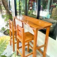ราคา เวียงสักงาม ชุดโต๊ะบาร์ไม้สัก และเก้าอี้ ขนาดโต๊ะบาร์ยาว 140*40 สูง 100 เซน ขนาดเก้าอี้ 35*35 สูง 70 เซน ขัดเคลือบพ่นสีสัก (โต๊ะ 1+เก้าอี้ 2) งานไม้สัก โต๊ะไม้สัก เก้าอี้ไม้สัก โ (1730512239130544829)