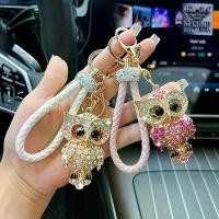 ราคา พวงกุญแจรถนกฮูก บุคลิกสร้างสรรค์ ทันสมัย หุ้มด้วยเพชร จี้ห้อยกระเป๋า พวงกุญแจ ของขวัญเล็ก ๆ เครื่องประดับแขวน (1731792985701975089)