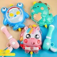 ราคา ของเล่นกระเป๋าเป้เด็ก มาใหม่ กระเป๋าเป้เด็ก 5 ใบ เหมาะสำหรับชายหาด ของเล่นกลางแจ้ง สระว่ายน้ำ เป่าลม ของเล่นอาบน้ำเด็ก สามารถพ่นน้ำได้ (1731807310669186263)