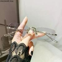 ราคา New แว่นสายตาสั้น แว่นกรองแสง ฟ้า แท้ ไร้กรอบ เลนส์ออโต้ ออกแดดเปลี่ยนสี กันรังสี Super Auto Lens กันUV99% แฟชั่น (1731235235202369130)