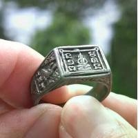 ราคา แหวนพระพุทธสี่เหลี่ยม หลวงปู่ดู่ ยันตฺ์จม พรหมปัญโญ วัดสะแก จ.อยุธยา ปี 2525 (1729718236981267170)