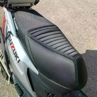 ราคา ผ้าคลุมเบาะรถจักรยานยนต์ Qingqi Suzuki Uuuyue หนังนิ่ม หนา กันน้ำ ใช้ได้กับรถจักรยานยนต์ Qingqi Suzuki 125 บังลม สติกเกอร์ หลีด ปี 2025 อุด ปลาย แฮนด์ พร้อม ปลอก โผ ปรับ ครม เฟรม (1731449359957591921)