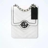 ราคา มีสินค้าพร้อมส่ง กระเป๋าสะพาย LYN ทรงกล่อง ด้านหน้ามีโลโก้แบรนด์โลหะ กระเป๋า LYN ทรงกล่องนมสายโซ่ อุปกรณ์ ป้าย และ ถุงผ้า ถุงกระดาษสามารถเลือกในตัวเลือกสินค้า (1731883471316813819)