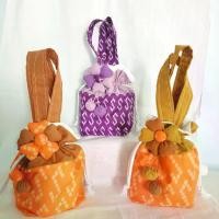 ราคา พร้อมส่งจากไทย ถุงผ้าหูรูดมีซับในลายไทย กระเป๋าผ้าไทย​ ของที่ระลึก​รับไหว้​ ของชำร่วย (1731877013318698305)