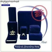 ราคา กล่องกำมะหยี่ Premium Jewelry Box สีน้ำเงิน กล่องใส่เครื่องประดับ (1731191759347222339)
