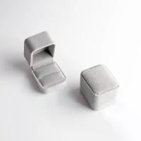 ราคา กล่องกำมะหยี่ใส่แหวน กล่องใส่แหวน กล่องใส่เครื่องประดับ กล่องแหวนสีเทา พร้อมส่ง (1730048927343479446)