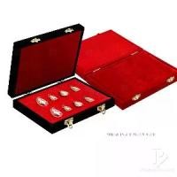 ราคา กล่องพระกันกลิ้ง กล่องพระกำมะหยี่ กล่องใส่ของชำร่วย กล่องใส่ของสะสมมีค่า กล่องใส่เครื่องประดับ วางซ้อนกันได้ ขนาด6x8นิ้ว (1729616688948152558)