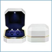 ราคา กล่องใส่เครื่องประดับ ทรงสี่เหลี่ยม สำหรับแหวนแต่งงาน มีไฟ LED (1732271302953830836)